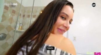 Tuvalette Çıplak Yakaladığı Kız Kardeşini Domaltıp Sikmeye Başlıyor